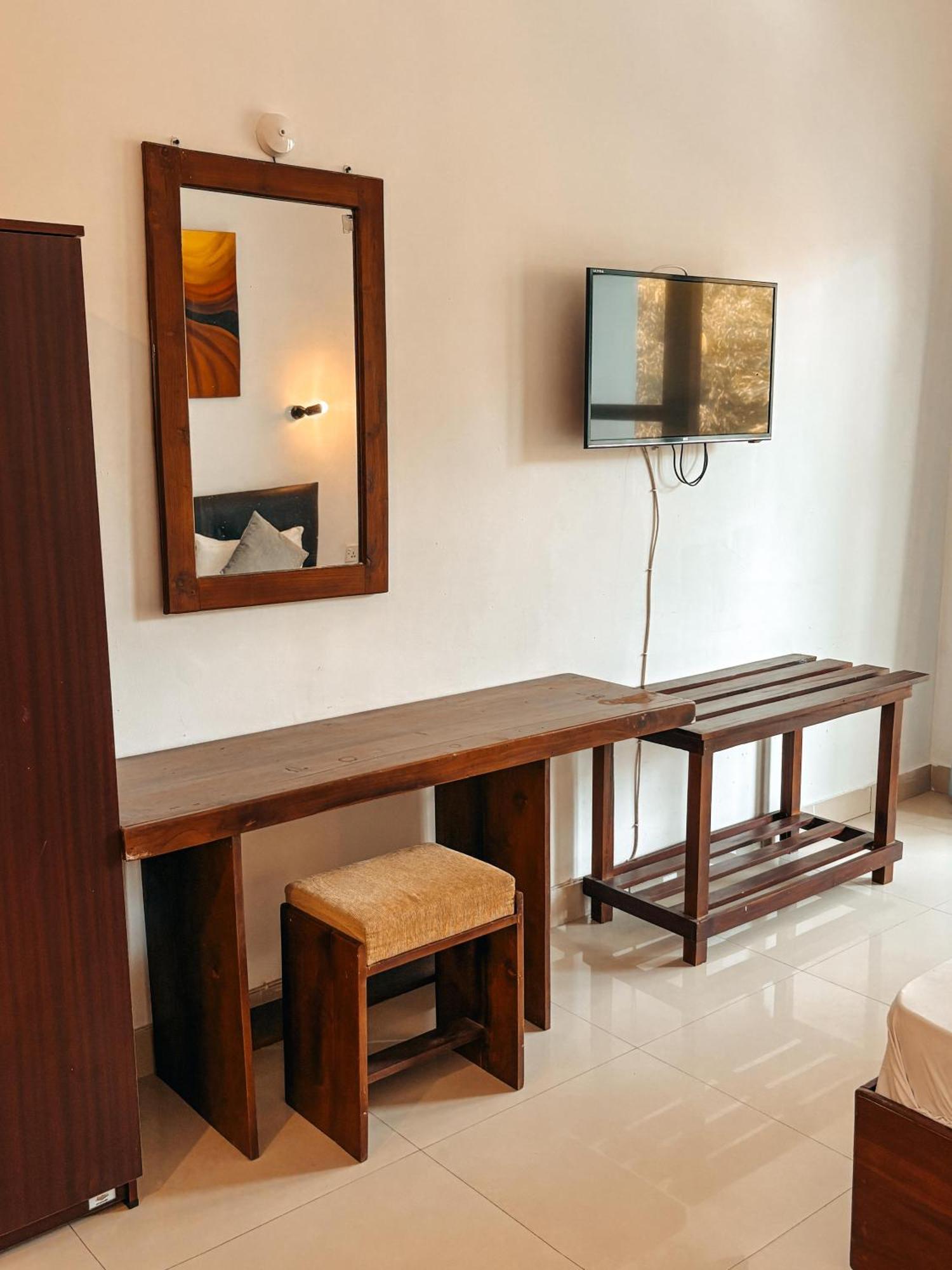 Woodnest Windmill Beach Hotel Negombo Exterior photo