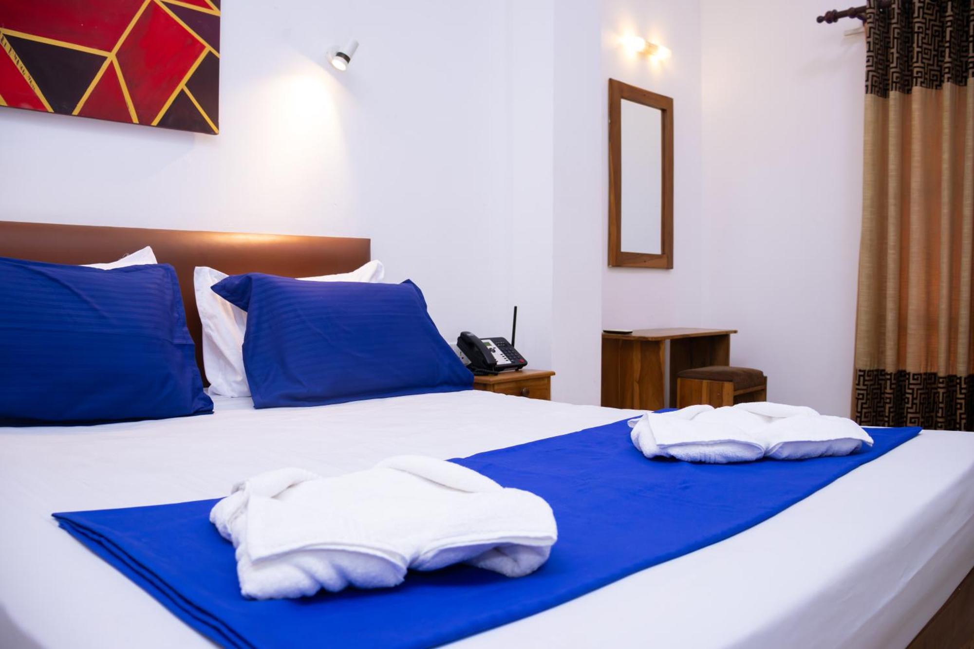 Woodnest Windmill Beach Hotel Negombo Exterior photo